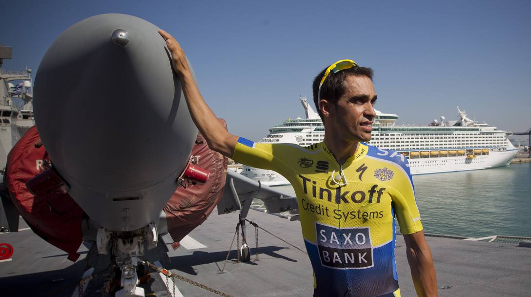 Il pi applaudito al porto di Cadice  stato Alberto Contador che una volta salito sulla nave ha detto: &#39;&#39;E&#39; un orgoglio e un piacere essere qui. Questa opera di ingegneria  un vanto di tutta la Spagna&#39;&#39;. Ap